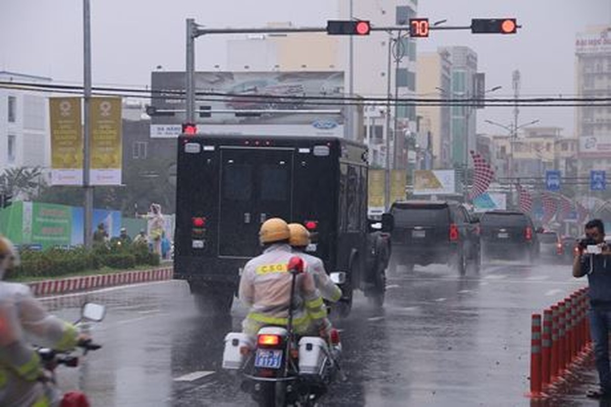 Cadillac One cua Tong thong Trump lan banh tai Da Nang-Hinh-3